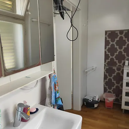Zweizimmerapartment Mit Eigener Dusche, Aber Mit Gemeinschaftstoilette, Mit Zwei Doppelbetten Und Zwei Einzelbetten Guest house