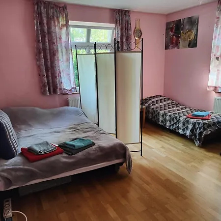 Guest house Zweizimmerapartment Mit Eigener Dusche, Aber Mit Gemeinschaftstoilette, Mit Zwei Doppelbetten Und Zwei Einzelbetten