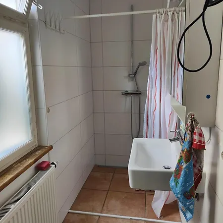 Guest house Zweizimmerapartment Mit Eigener Dusche, Aber Mit Gemeinschaftstoilette, Mit Zwei Doppelbetten Und Zwei Einzelbetten