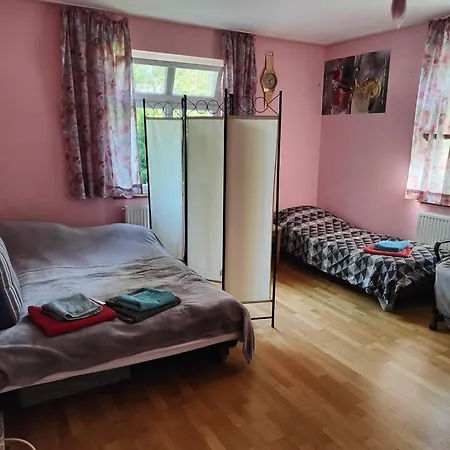 Zweizimmerapartment Mit Eigener Dusche, Aber Mit Gemeinschaftstoilette, Mit Zwei Doppelbetten Und Zwei Einzelbetten Guest house