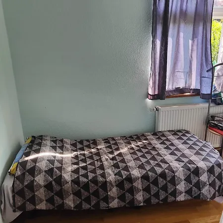 Guest house Zweizimmerapartment Mit Eigener Dusche, Aber Mit Gemeinschaftstoilette, Mit Zwei Doppelbetten Und Zwei Einzelbetten Rottweil