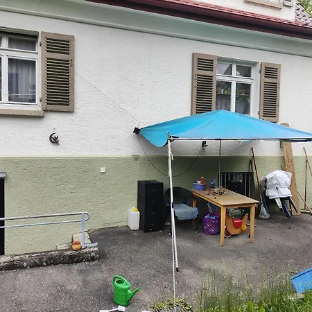Zweizimmerapartment Mit Eigener Dusche, Aber Mit Gemeinschaftstoilette, Mit Zwei Doppelbetten Und Zwei Einzelbetten *