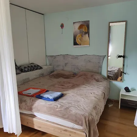Zweizimmerapartment Mit Eigener Dusche, Aber Mit Gemeinschaftstoilette, Mit Zwei Doppelbetten Und Zwei Einzelbetten